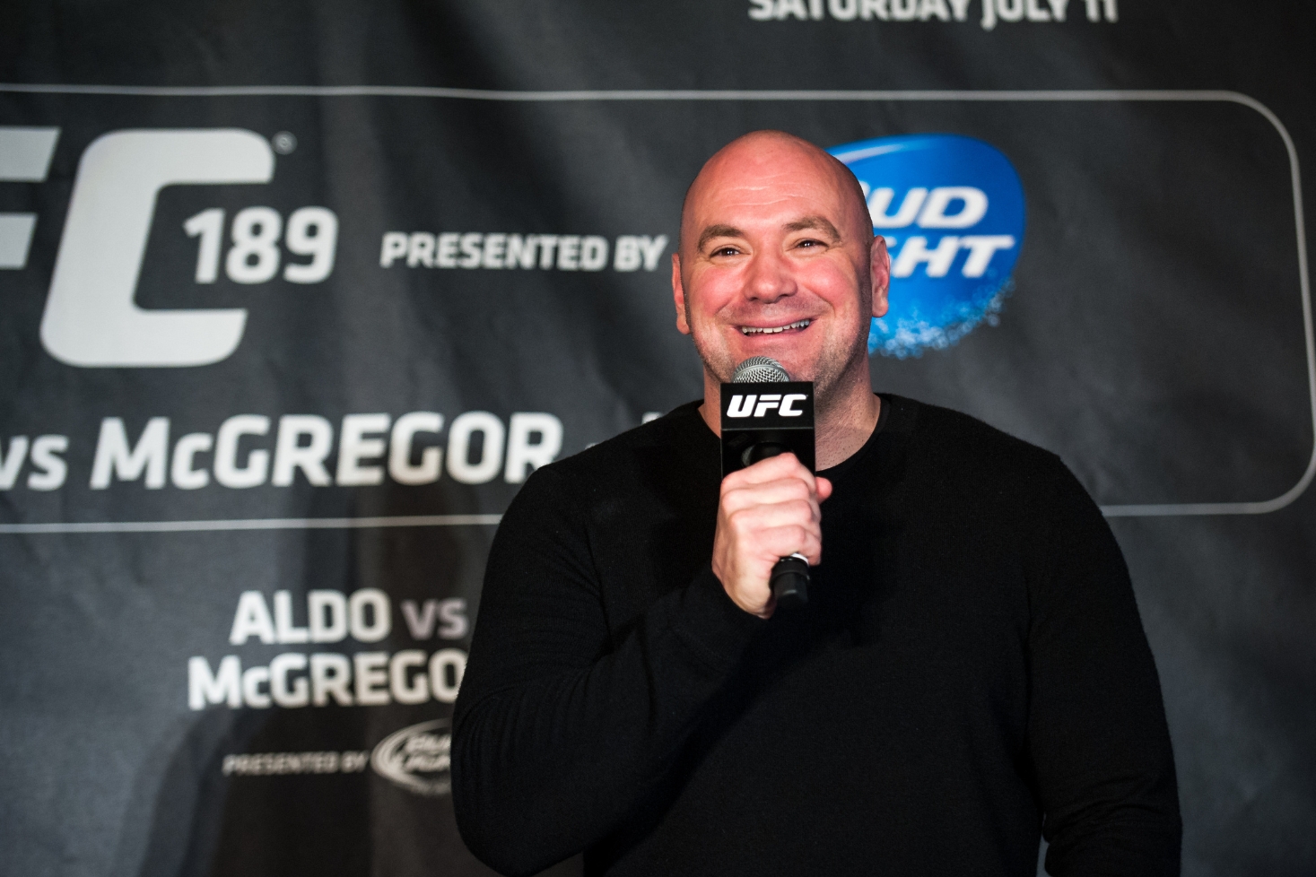 Dana White mikrofoni kädessä