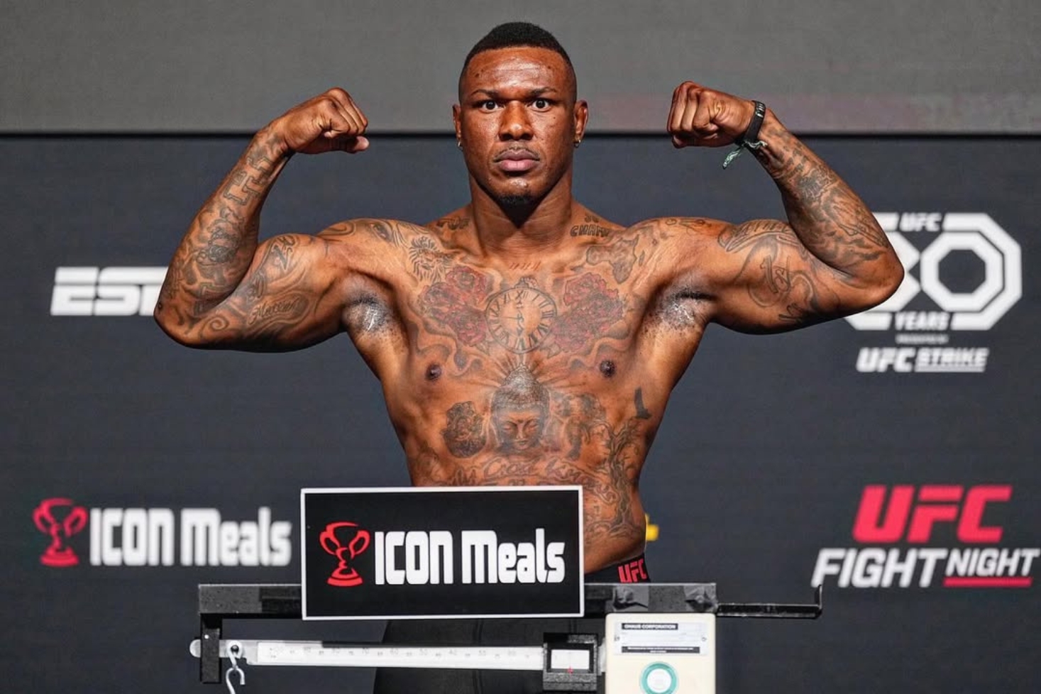 Mohammed Usman nyrkit ilmassa poseeraten