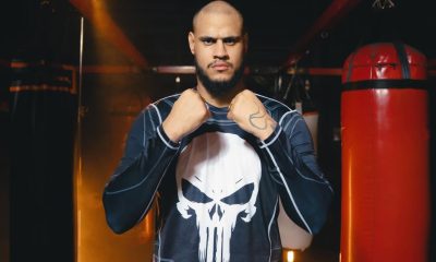 Tallison Texeira nyrkkeilysäkin vieressä. Katso Texeiran tatuoinnit!