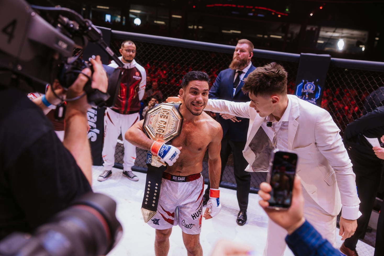 Abdul Hussein mestaruusvyö olkapäällä. Abdul Hussein nähdään Ice Cage 7 -illassa!