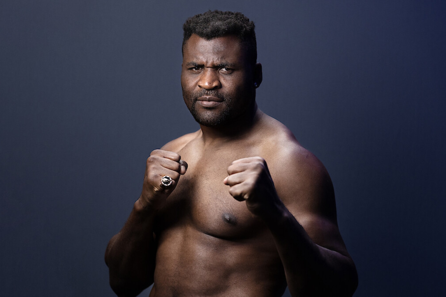 Francis Ngannou nyrkit pystyssä