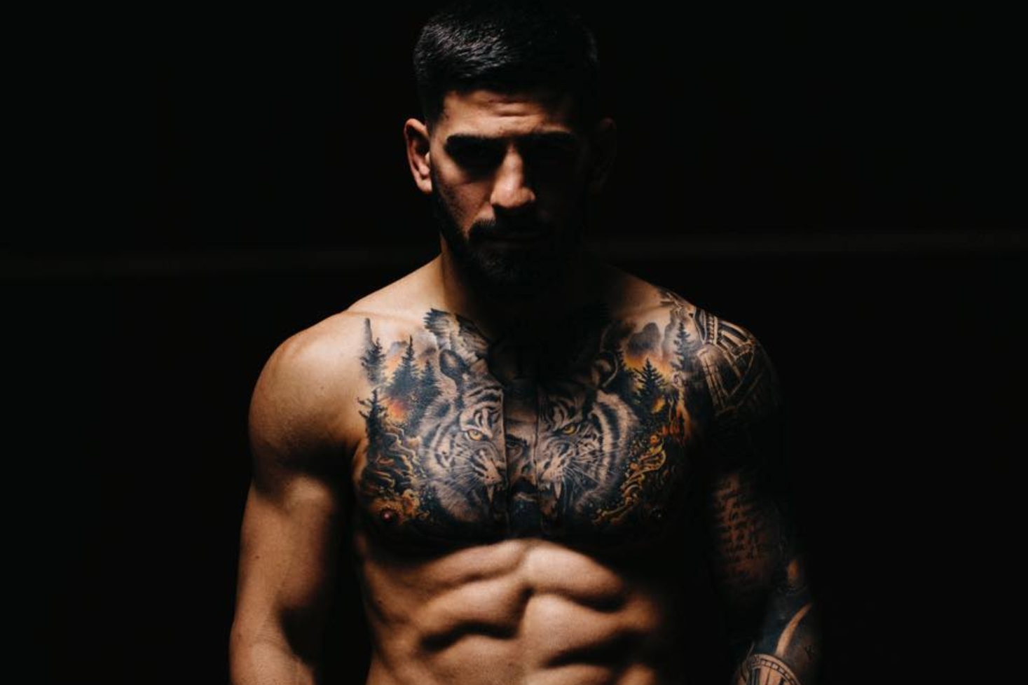 Ilia Topuria tummassa taustassa. Ilia Topuria syyttää Islam Makhachevia tekosyistä!