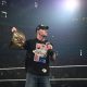John Cena vyö ja mikki kädessä. John Cena palaa WWE:hen!