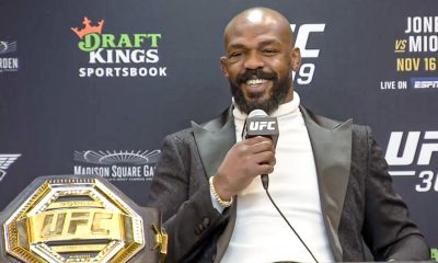 Jon Jones mikki kädessä. Jon Jones haluaa ulos UFC:stä!