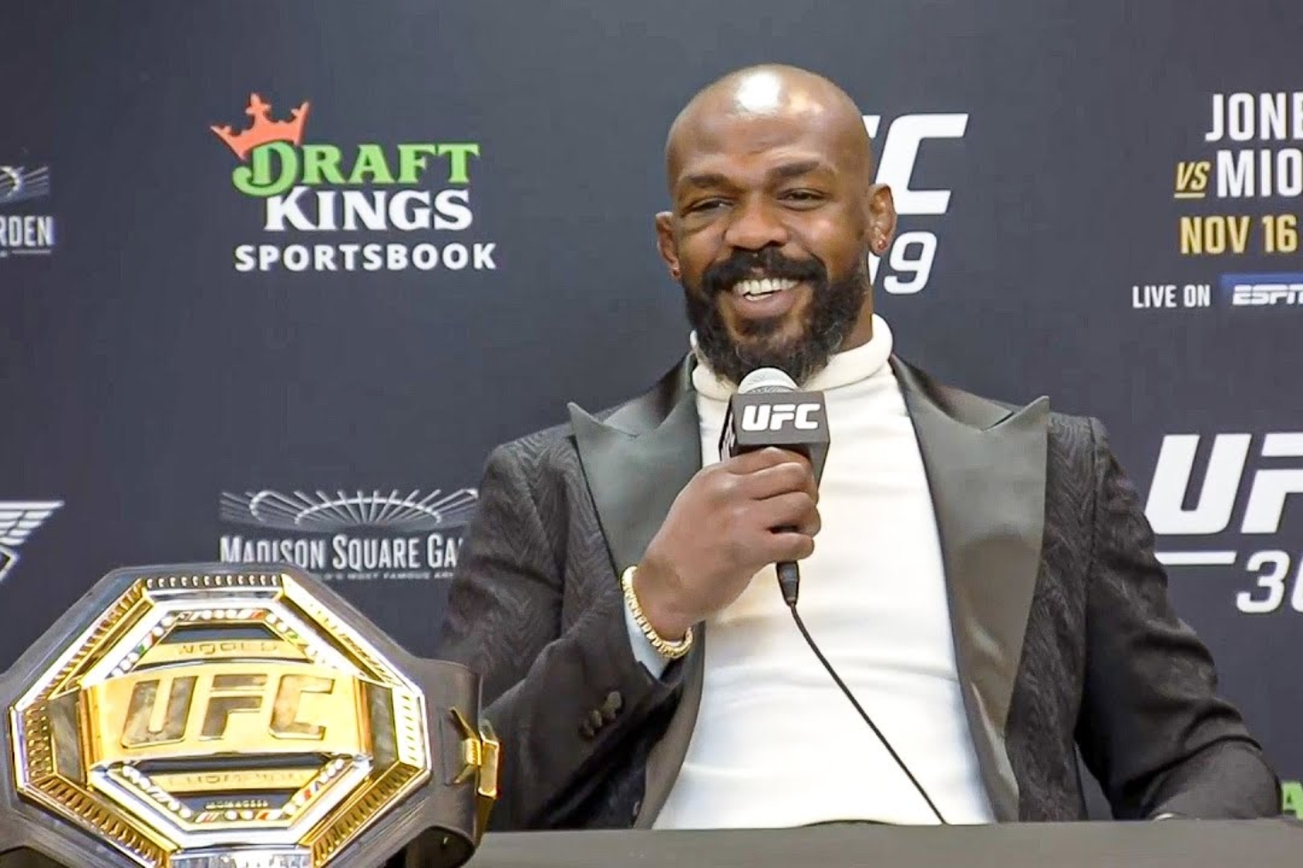 Jon Jones mikki kädessä. Jon Jones haluaa ulos UFC:stä!