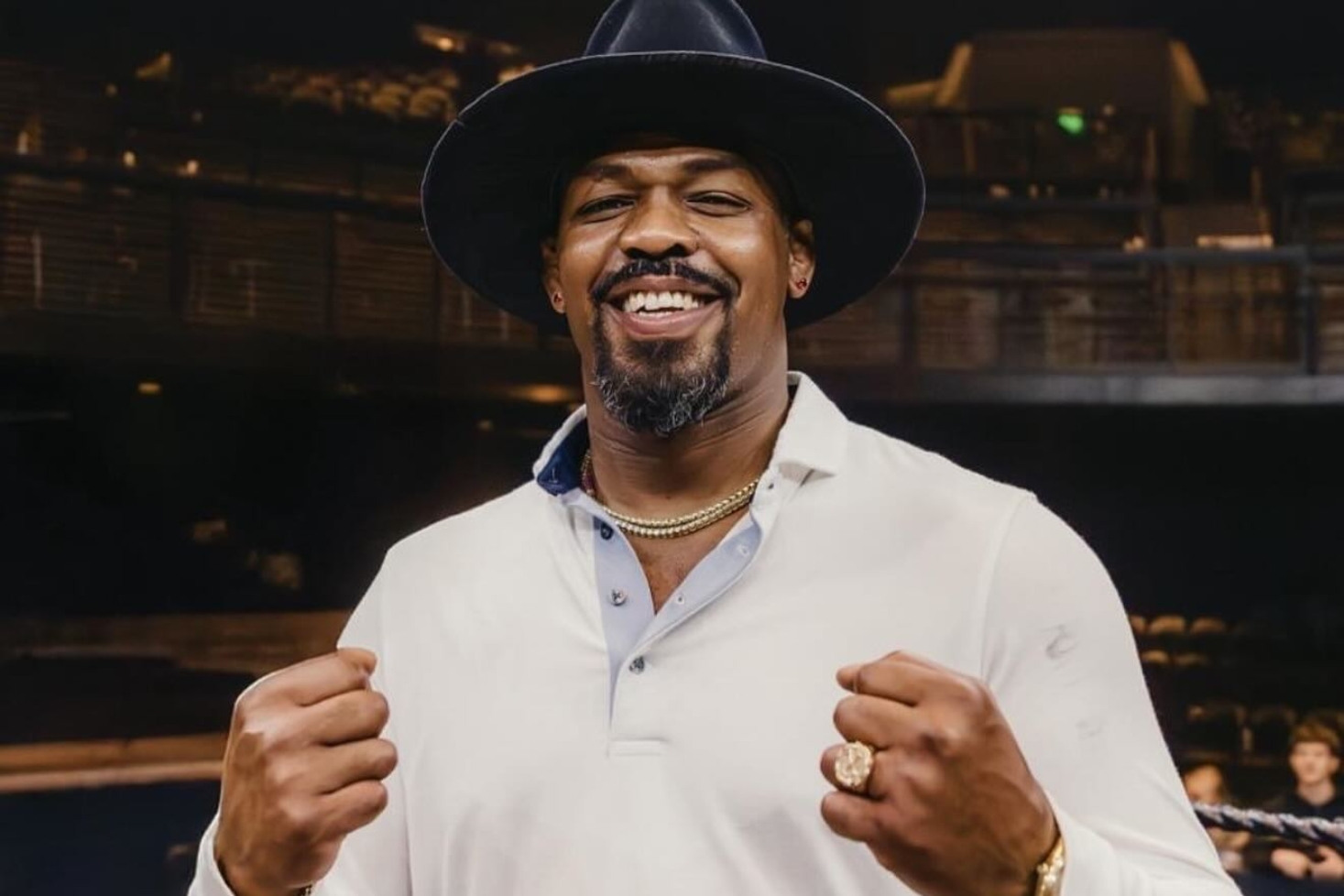 Jon Jones nyrkit pystyssä