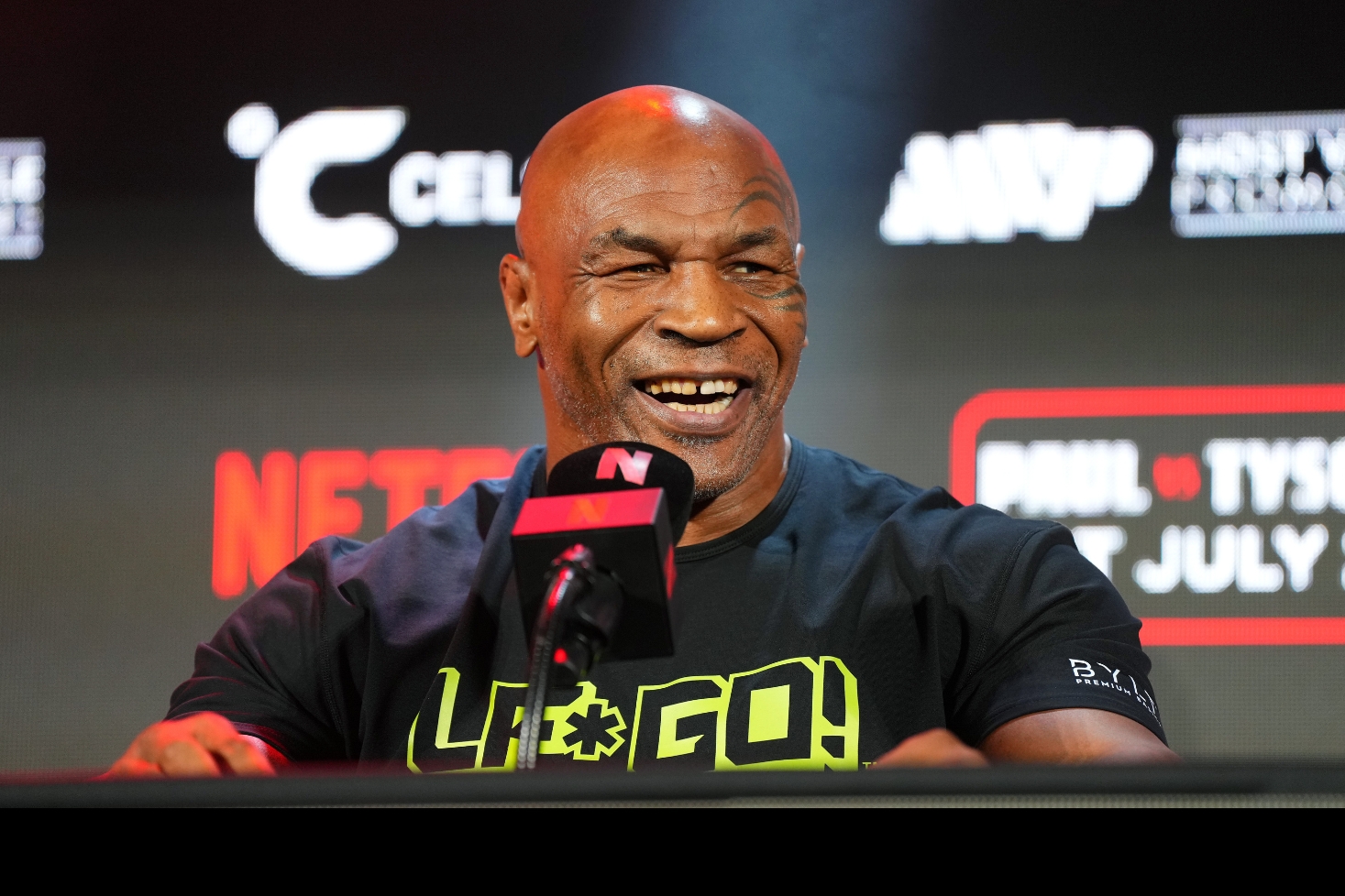 Mike Tyson puhuu mikrofoniin. Mike Tyson kritisoi nyrkkeilijöitä!