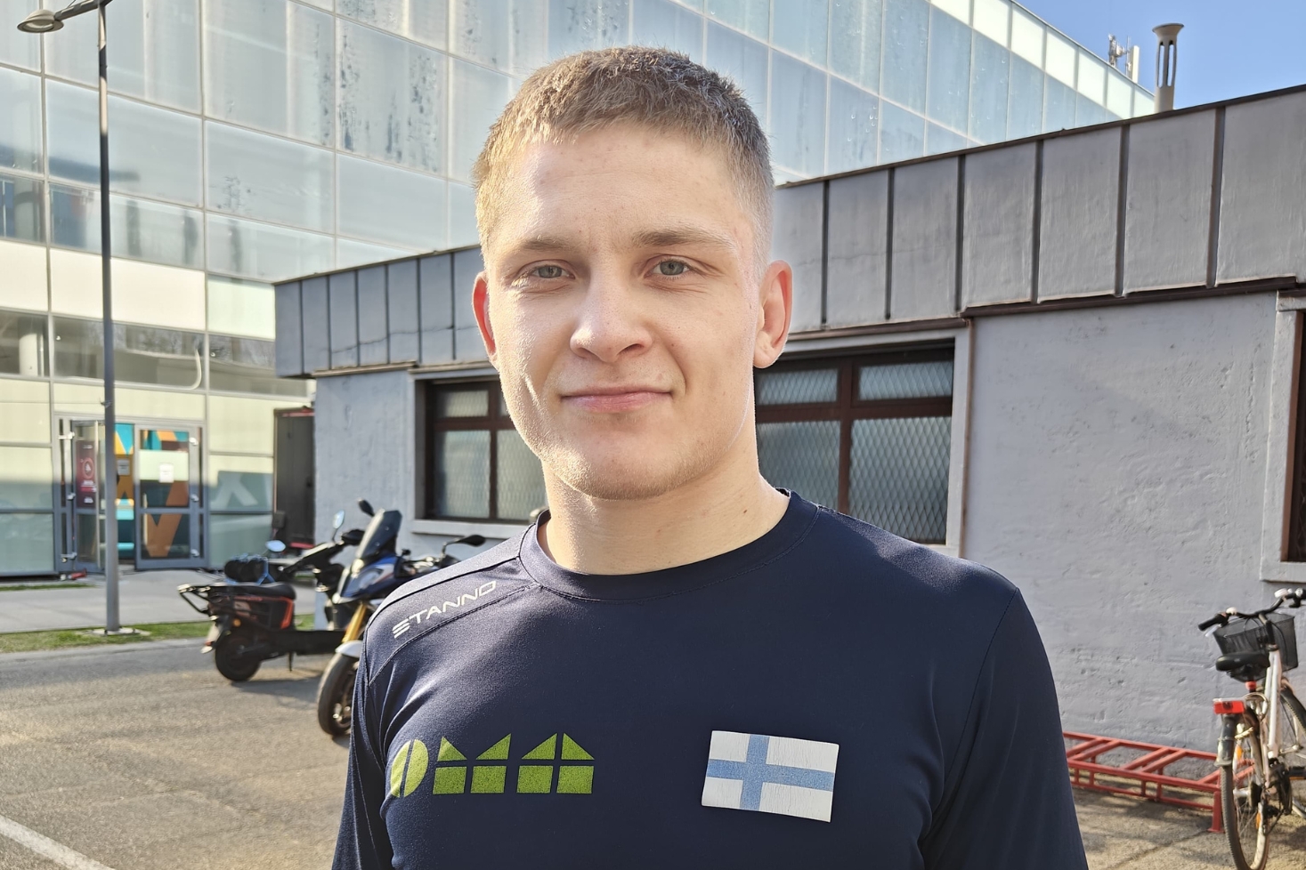 Oliver Pada ulkona talon edessä. Oliver Padalle EM-hopeaa!