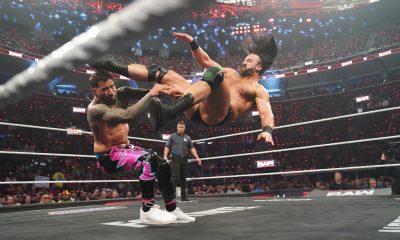 RAW-ottelussa kaksi showpainijaa kehässä