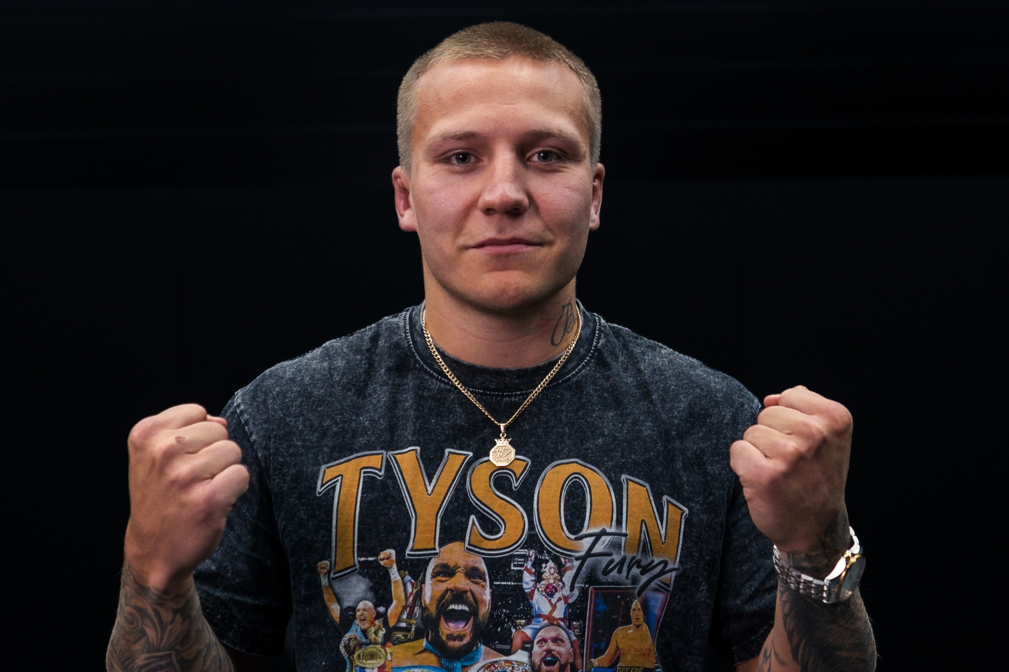 Theo Kolehmainen nyrkit pystyssä. Theo Kolehmainen loukkaantui!