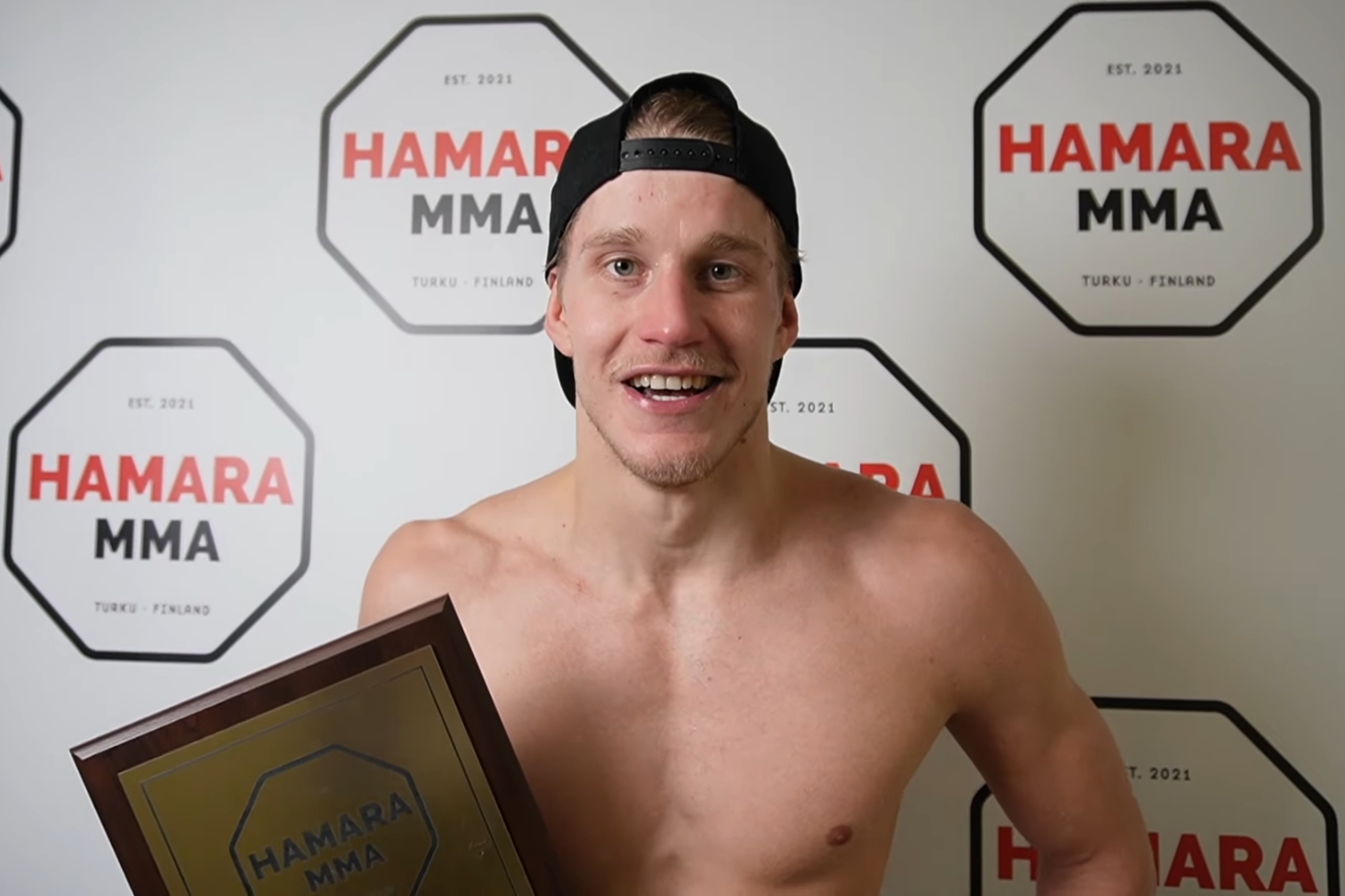 Verneri Hakkinen kultataulu kädessä. Verneri Hakkinen loukkaantui!