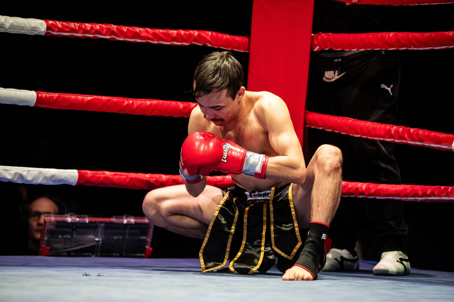 Alireza Aholami kehässä ennen ottelua.