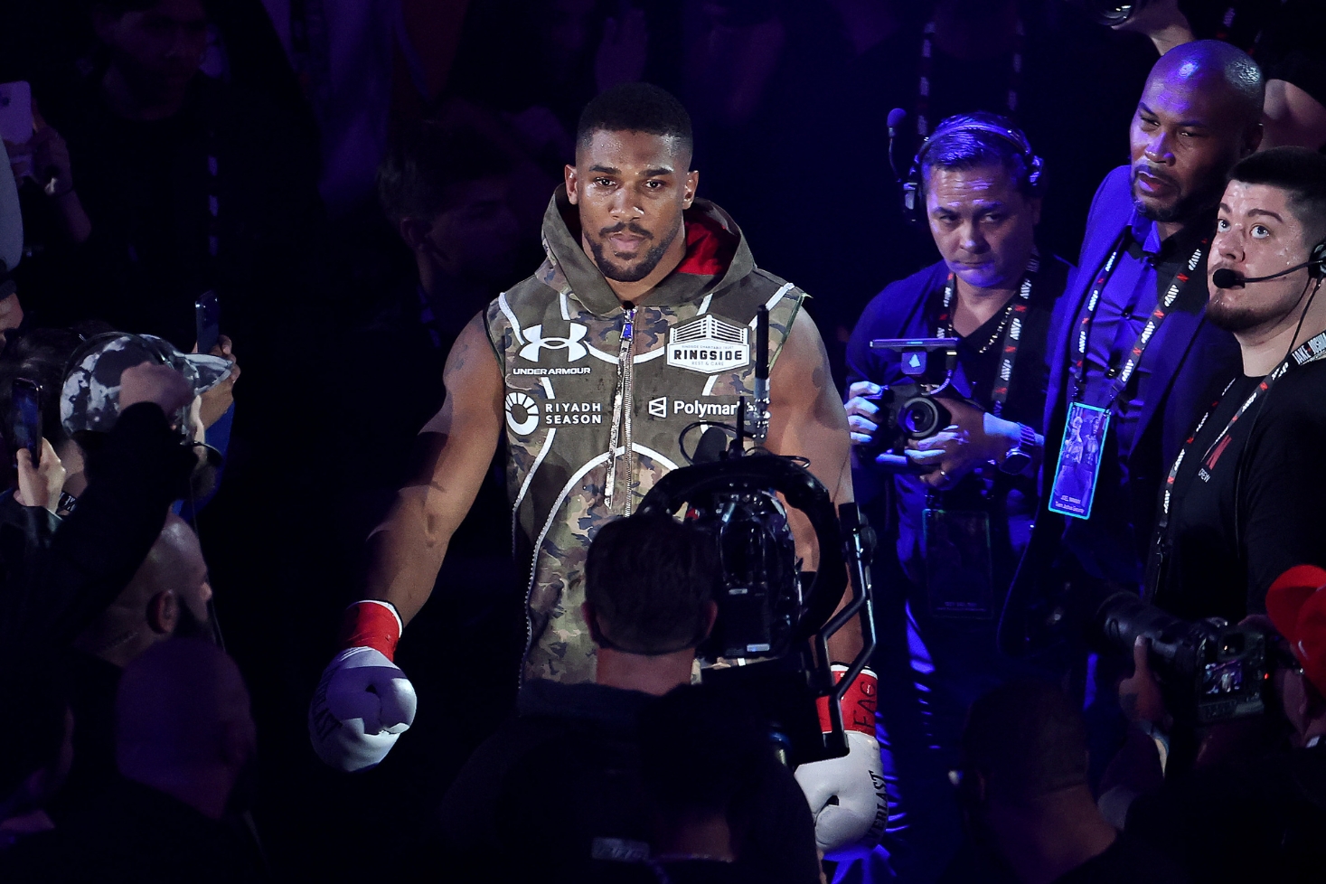 Anthony Joshua astumassa kehään