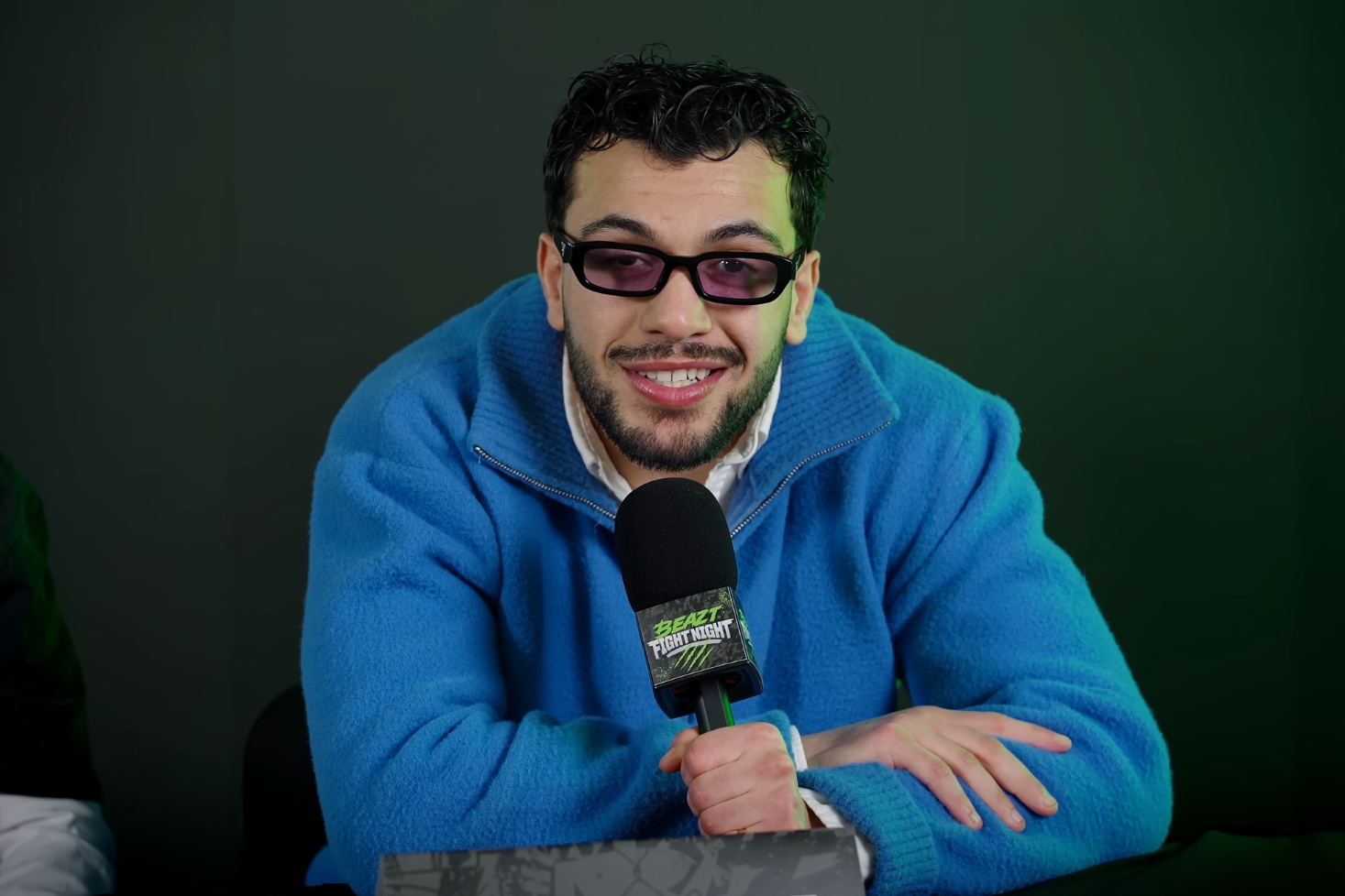 Hajji Muhis pitelee mikrofonia. Hajji Muhis ja Jamil Elo kohtaavat häkissä!