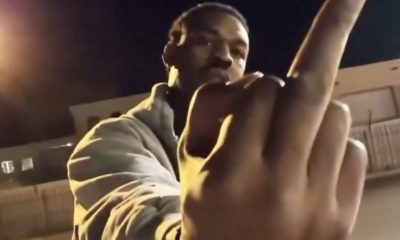 Jon Jones näyttää keskisormea.