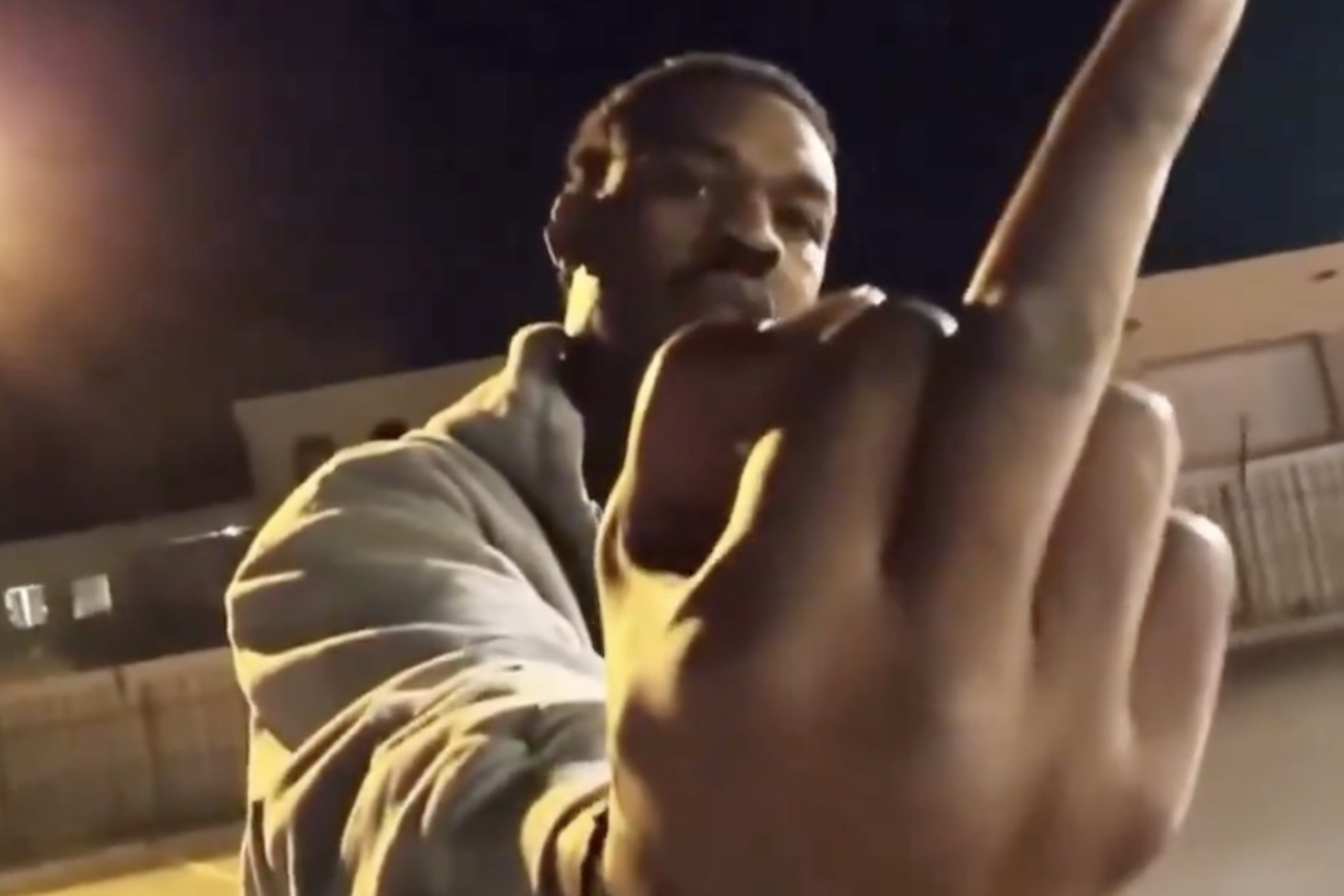 Jon Jones näyttää keskisormea.