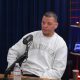 Nate Diaz istuu podcast-tuolissa haastateltavana. Nate Diaz palaa häkkiin!
