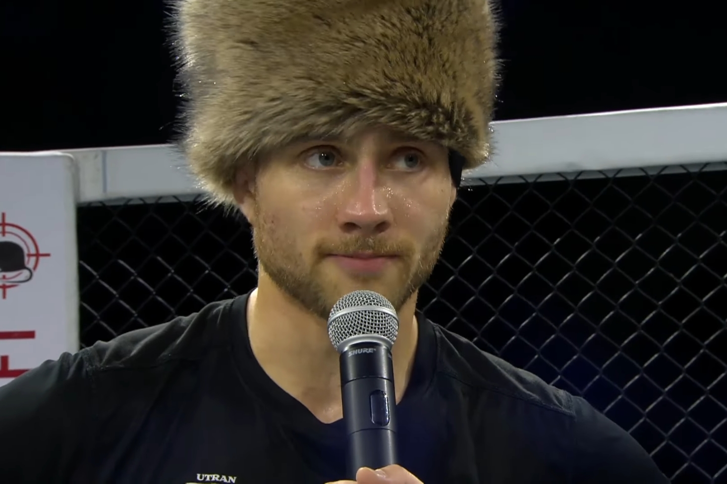 Niko Aikonen karvahattu päässä. Niko Aikonen kommentoi ONE-debyyttiään!