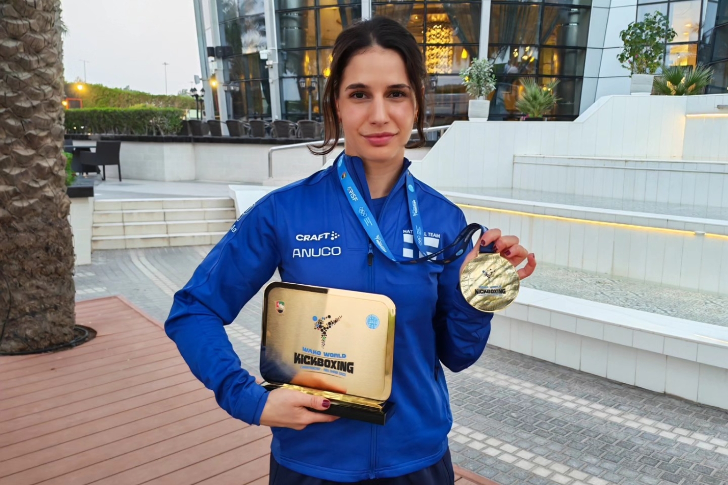 Noora Al-Saffu mitalit kädessä. Potkunyrkkeilyn SM-kisat starttaavat Espoossa viikonloppuna!