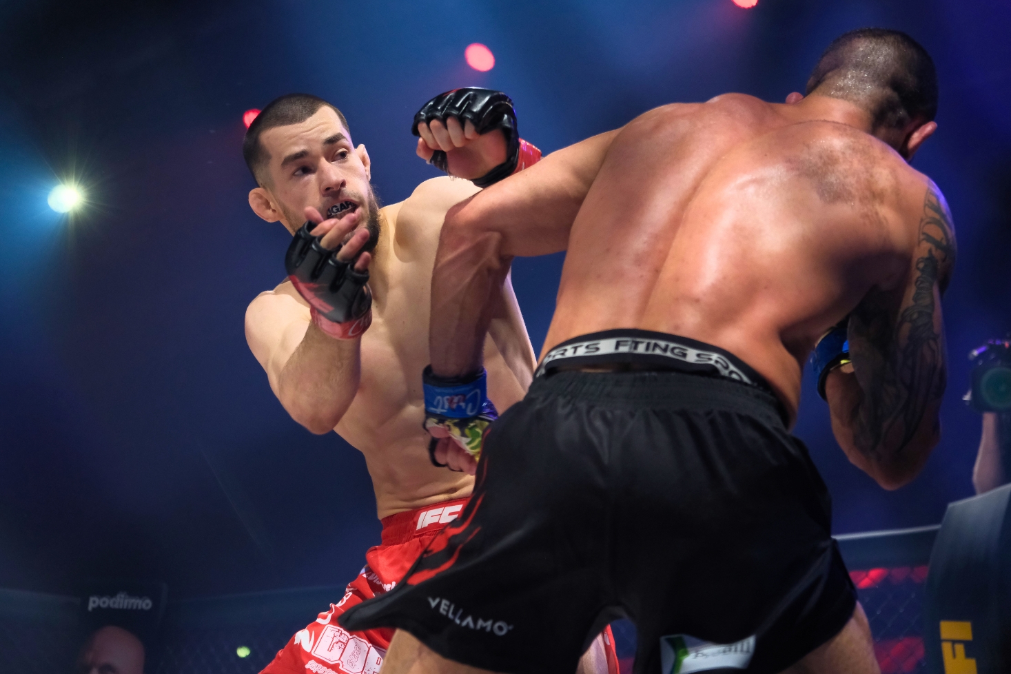 Omar Tugarev kehässä ottelemassa. Omar Tugarev ja Alex Oliveira kohtaavat Beazt Fightissa!