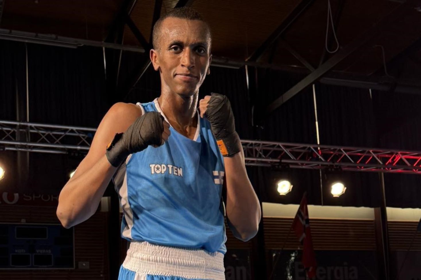 Ismail Umar nyrkit pystyssä. Ismail Umar nähdään myös tapahtumassa Eindhoven Box Cup 2026.