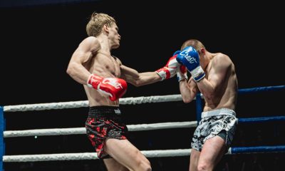 Lauri Suomela iskee nyrkkeilyhanskoilla vastustajaansa