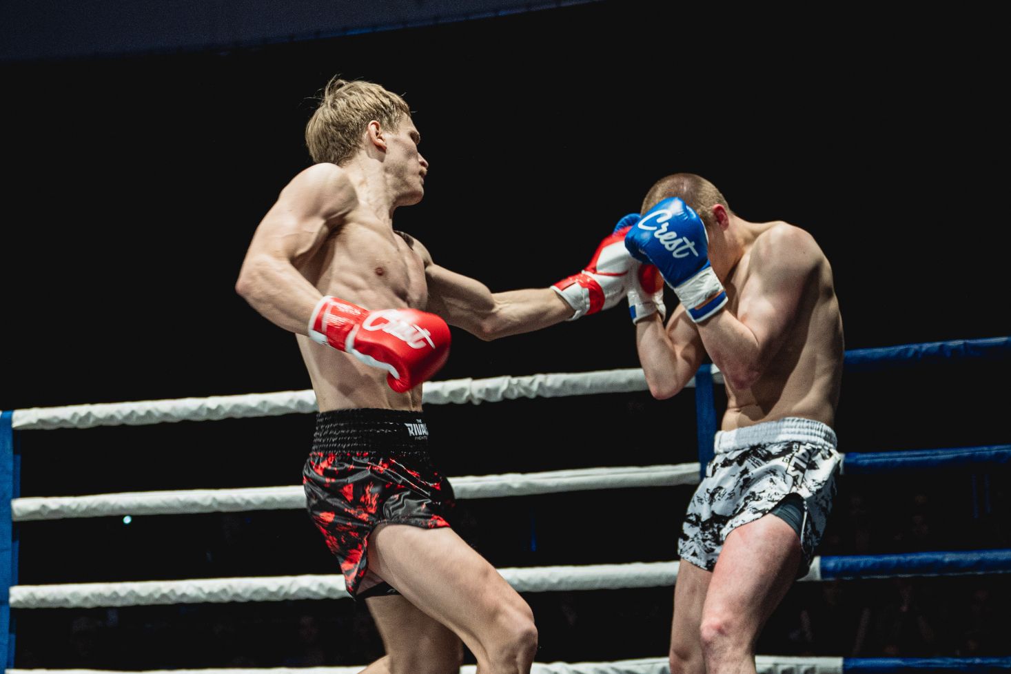 Lauri Suomela iskee nyrkkeilyhanskoilla vastustajaansa
