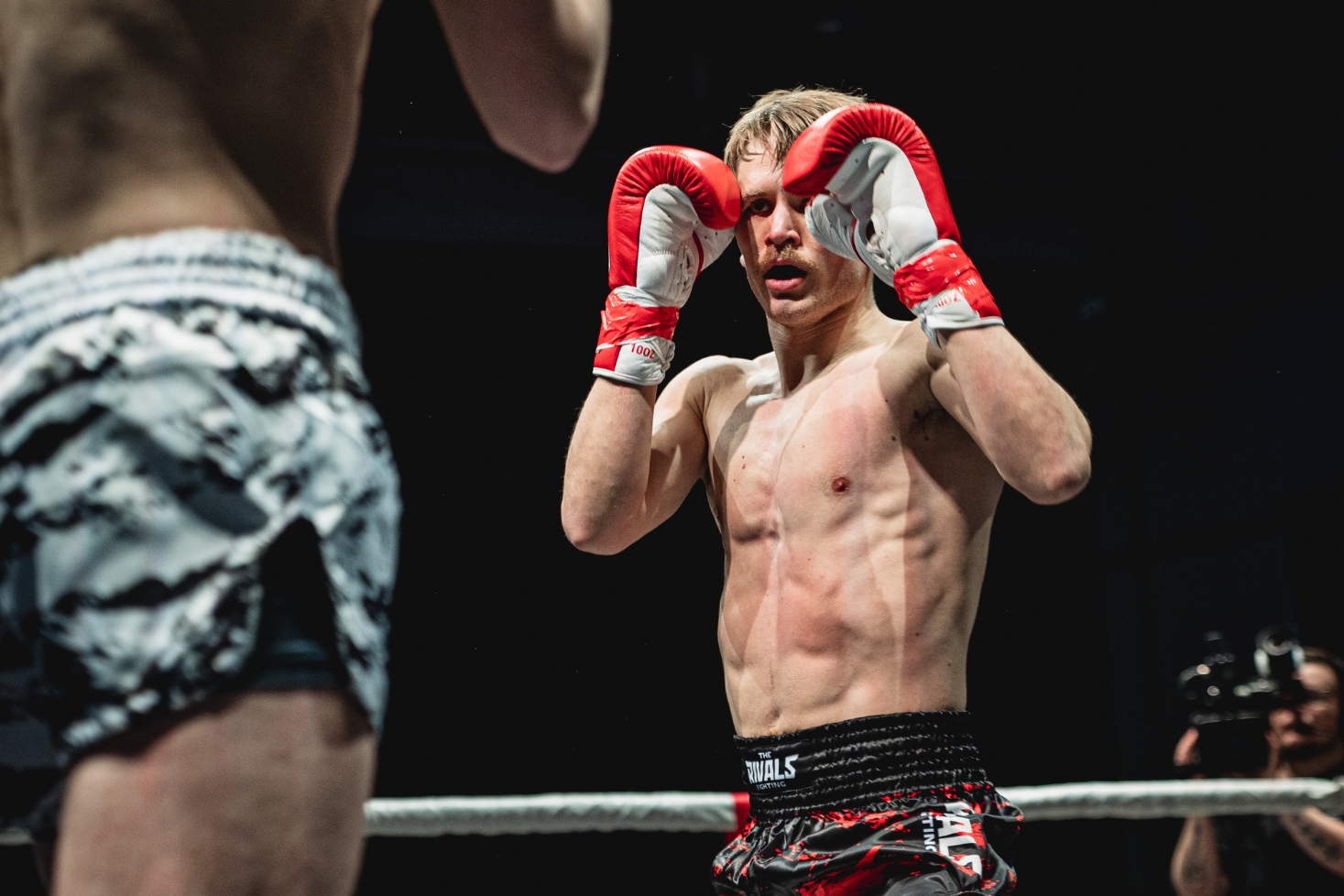 Lauri Suomela nyrkit pystyssä.