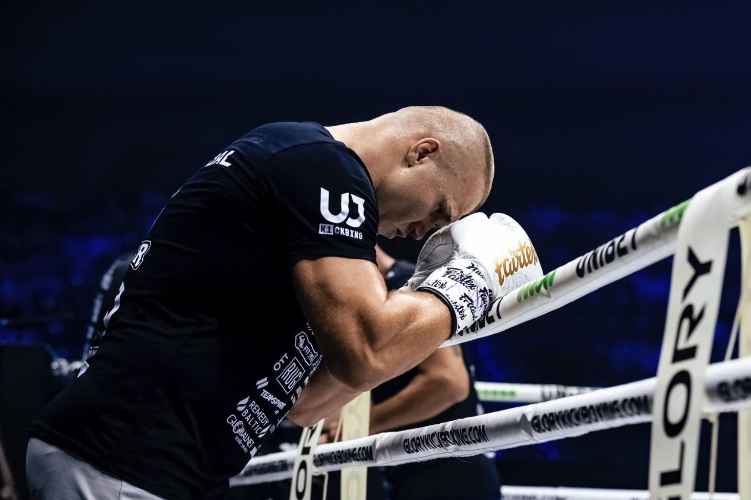 Uku Jürjendal nojaa kehää vasten. Sebastian Johansson kohtaa Uku Jürjendalin!